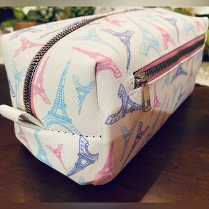 NWT! Cosmetic bag with zipper. White color with Paris design.